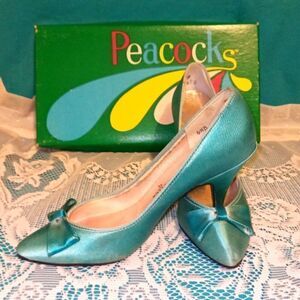 Vintage teal blue high heels w matching handbag. In original box w